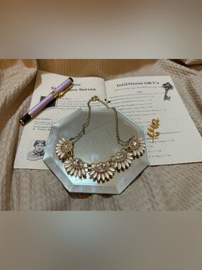 White Crystal Rhinestone Statement Bib Necklace Silver Tone 17”